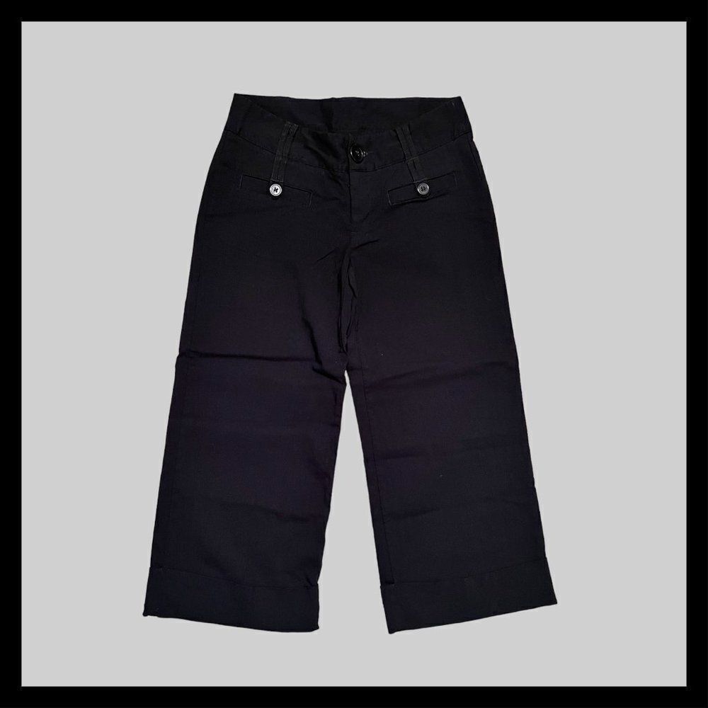 Ellemenno Black Capri w/Button Detail and Rolled Hem ~ Women/Junior size 5